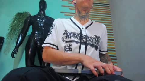 Snapshot of jharol_cardona chatting on February 6, 1:27 am Jharol  online show from February 6, 1:27 am