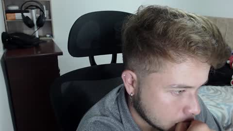 Snapshot of johanleonsweetboy chatting on December 27, 5:42 am JOHAN independient model online show from December 27, 5:42 am