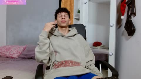 Snapshot of john_ssnow29 chatting on January 6, 11:42 pm john_ssnow29 online show from January 6, 11:42 pm