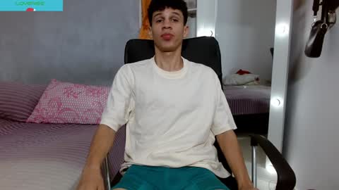 Snapshot of john_ssnow29 chatting on December 30, 7:32 pm john_ssnow29 online show from December 30, 7:32 pm