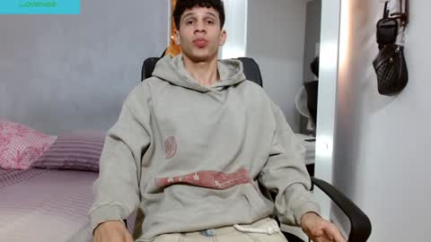 Snapshot of john_ssnow29 chatting on December 31, 7:51 pm john_ssnow29 online show from December 31, 7:51 pm