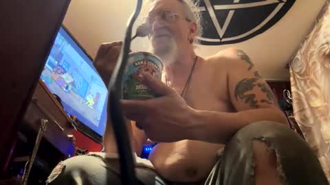 johnnyshung1 online show from March 28, 10:37 am