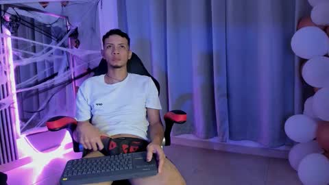 Snapshot of jordan_and_dustin chatting on October 19, 7:33 am jordan_and_dustin online show from October 19, 7:33 am