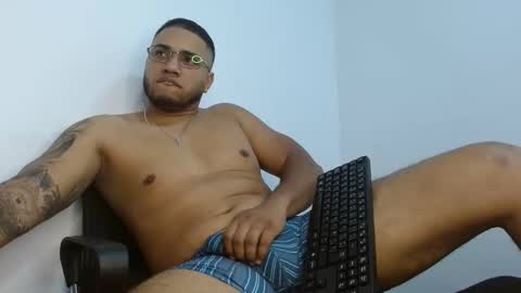 joshuadanielss online show from April 28, 1:55 am