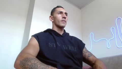 Snapshot of joy_lopezfit chatting on January 1, 3:57 pm  JOYLOPEZFIT online show from January 1, 3:57 pm