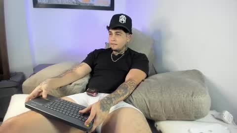 juan_alvarez18 online show from September 22, 3:50 am