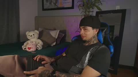 juan_alvarez18 online show from April 9, 1:58 am