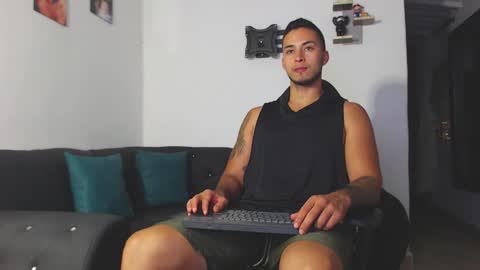 Snapshot of juan_muscle chatting on March 12, 1:47 am juan_muscle online show from March 12, 1:47 am