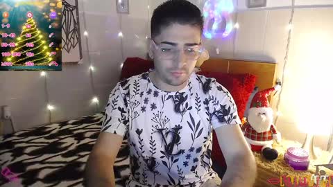 Snapshot of julian1225_ chatting on December 10, 2:02 am Julian online show from December 10, 2:02 am