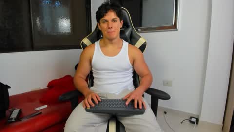 julian_wallace online show from February 2, 7:33 pm