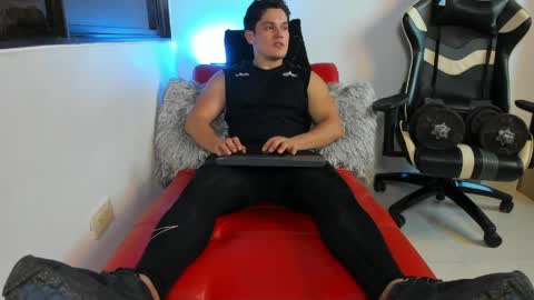 julian_wallace online show from April 10, 10:28 pm