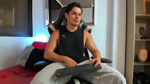 julian_wallace online show from April 14, 5:34 pm