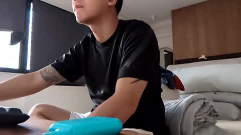 junakiraaa online show from December 11, 6:27 am