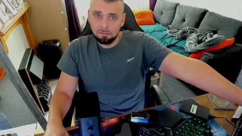 Snapshot of justforfunchriss chatting on October 31, 10:29 am justforfunchriss online show from October 31, 10:29 am