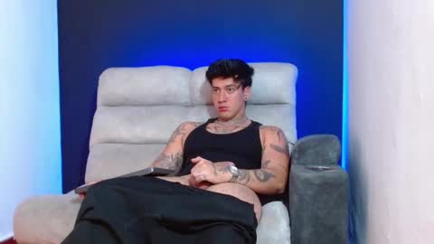 justinfuller_31 online show from December 19, 8:39 pm