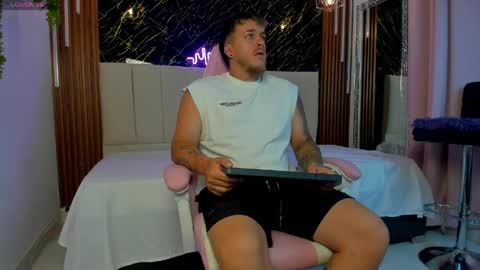 keane_lee_ online show from April 17, 12:30 pm