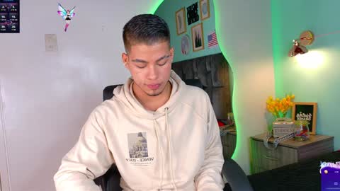 Snapshot of ken_boy_ chatting on January 19, 11:34 am   online show from January 19, 11:34 am