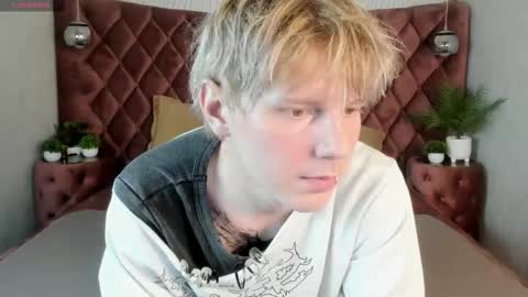 Snapshot of kevinm1lky chatting on October 16, 3:20 pm Kevin online show from October 16, 3:20 pm