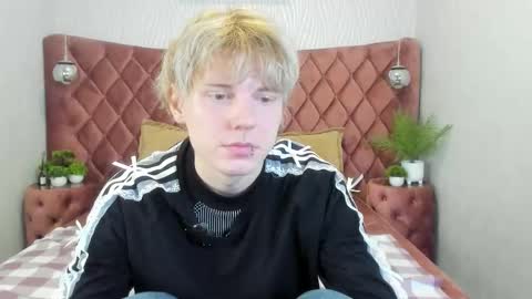 Snapshot of kevinm1lky chatting on October 24, 3:03 pm Kevin online show from October 24, 3:03 pm