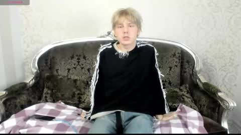 Snapshot of kevinm1lky chatting on October 17, 3:27 pm Kevin online show from October 17, 3:27 pm