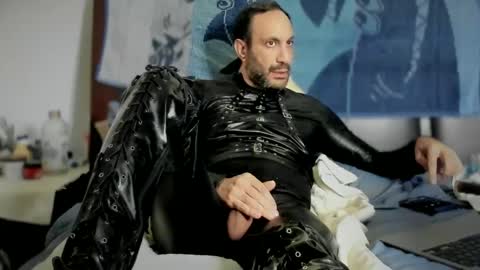 Snapshot of kinkyguy323232 chatting on October 5, 12:58 am Kinkyguy323232 online show from October 5, 12:58 am