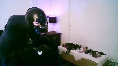 Snapshot of latexminheadroom chatting on October 25, 2:35 am latexminheadroom online show from October 25, 2:35 am
