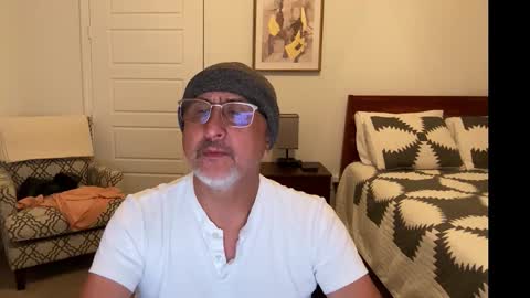 Snapshot of latinnous chatting on October 26, 4:25 am QS - INDEPENDENT MODEL online show from October 26, 4:25 am