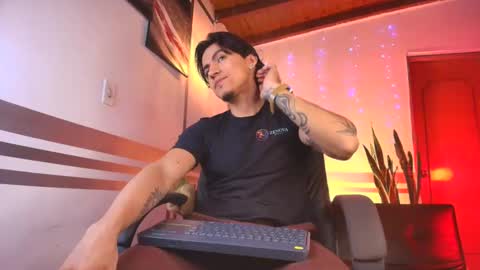 latino_boysmiles online show from January 19, 1:52 am