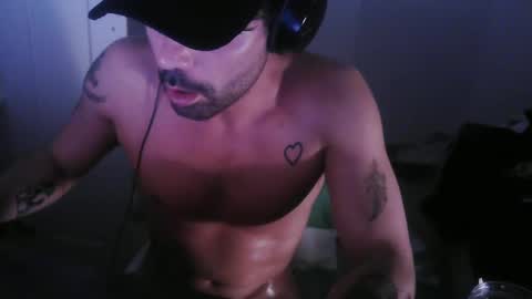 Snapshot of leo1991lol chatting on December 7, 2:31 am leo1991lol online show from December 7, 2:31 am