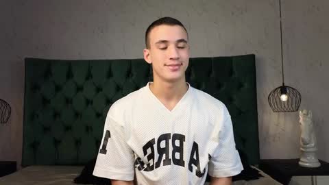 Snapshot of leo_delvey chatting on December 5, 1:25 am leo online show from December 5, 1:25 am