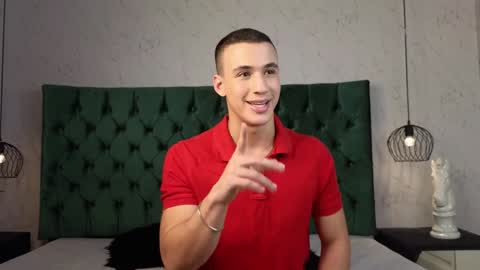 Snapshot of leo_delvey chatting on December 11, 2:00 am leo online show from December 11, 2:00 am