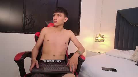 leodrake_ online show from August 4, 3:56 am