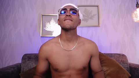 Leon online show from December 4, 7:10 pm