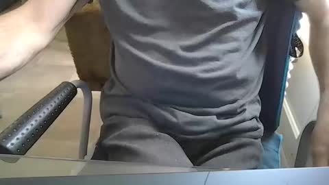 Snapshot of leoufdedingue chatting on October 13, 7:36 am CESTMOI75100 online show from October 13, 7:36 am