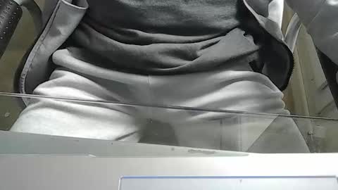 Snapshot of leoufdedingue chatting on October 16, 6:54 am CESTMOI75100 online show from October 16, 6:54 am