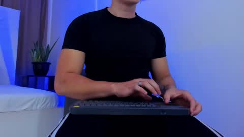 liam_conorr online show from December 3, 12:27 pm