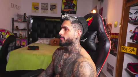 logan_hugh8 online show from May 27, 1:57 am