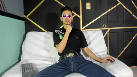 Snapshot of logan_rogers chatting on October 2, 1:26 pm Logan Rogers online show from October 2, 1:26 pm