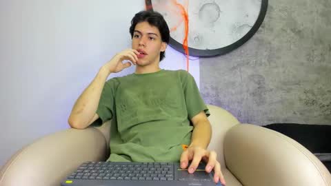 Snapshot of lucian_greyy chatting on October 27, 1:02 pm lucian_greyy online show from October 27, 1:02 pm