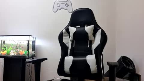 Snapshot of luckyshot91 chatting on January 9, 7:29 pm luckyshot91 online show from January 9, 7:29 pm