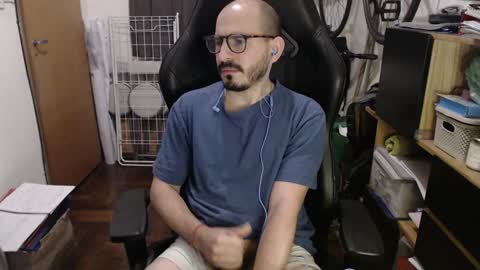 Snapshot of madziula chatting on December 6, 4:25 am Peter online show from December 6, 4:25 am