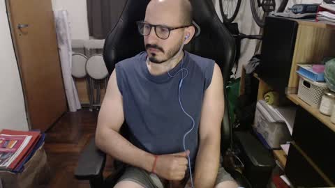 Snapshot of madziula chatting on December 4, 3:48 am Peter online show from December 4, 3:48 am