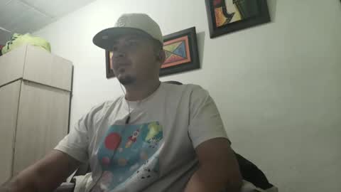 magic_milk23 online show from October 6, 4:17 am