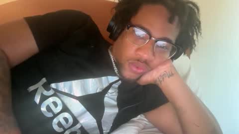 makemenutinmywifewhilewefuck online show from April 25, 5:10 pm