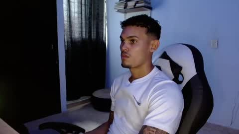 master_black777 online show from April 10, 9:33 pm