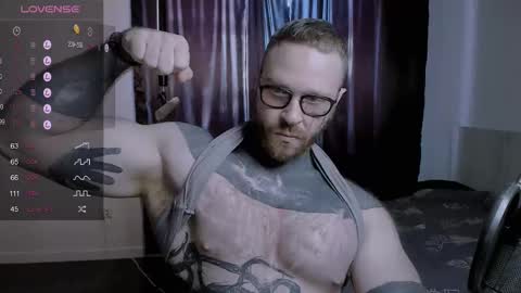 Snapshot of master_oil chatting on February 18, 7:10 am Huge Alex online show from February 18, 7:10 am