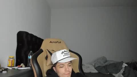 Snapshot of masterjizz1_0 chatting on December 18, 5:15 am masterjizz1_0 online show from December 18, 5:15 am