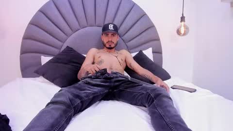 Matthew online show from February 4, 8:59 pm