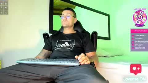 Snapshot of maxi_mux1 chatting on October 15, 3:03 am MAXI      online show from October 15, 3:03 am