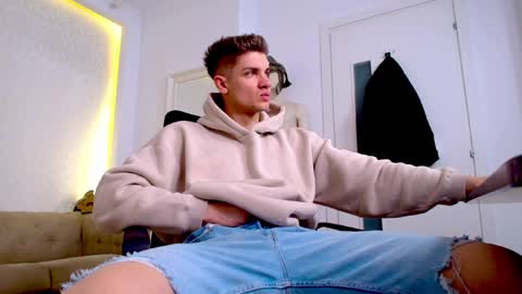 MaxKaiden online show from April 9, 5:05 am